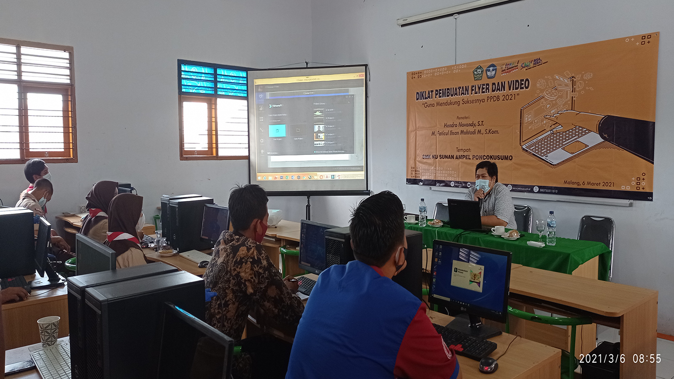Kegiatan pelatihan komputer dalam ruang kelas
