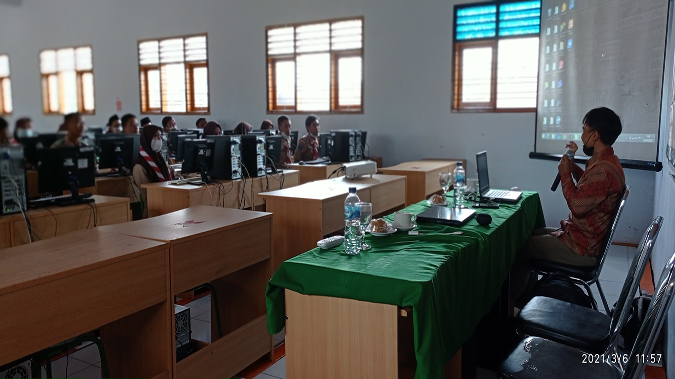 Kegiatan pelatihan komputer bersama peserta di ruang kelas