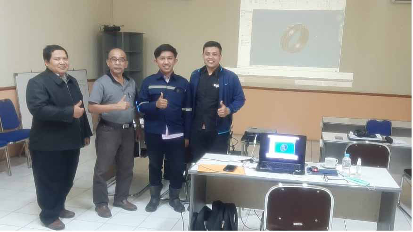 Kegiatan pelatihan komputer bersama peserta
