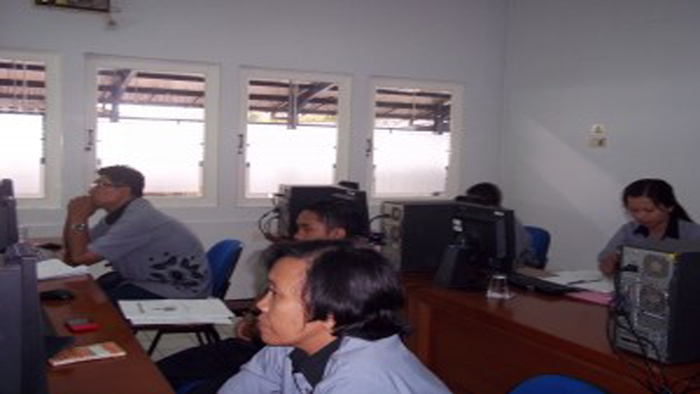 Kegiatan kelas komputer dengan peserta di ruang pelatihan
